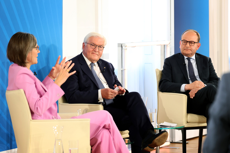 Bundespräsident Steinmeier (Mitte) im Gespräch mit Christiane Benner (links) und Ottmar Edenhofer(rechts)